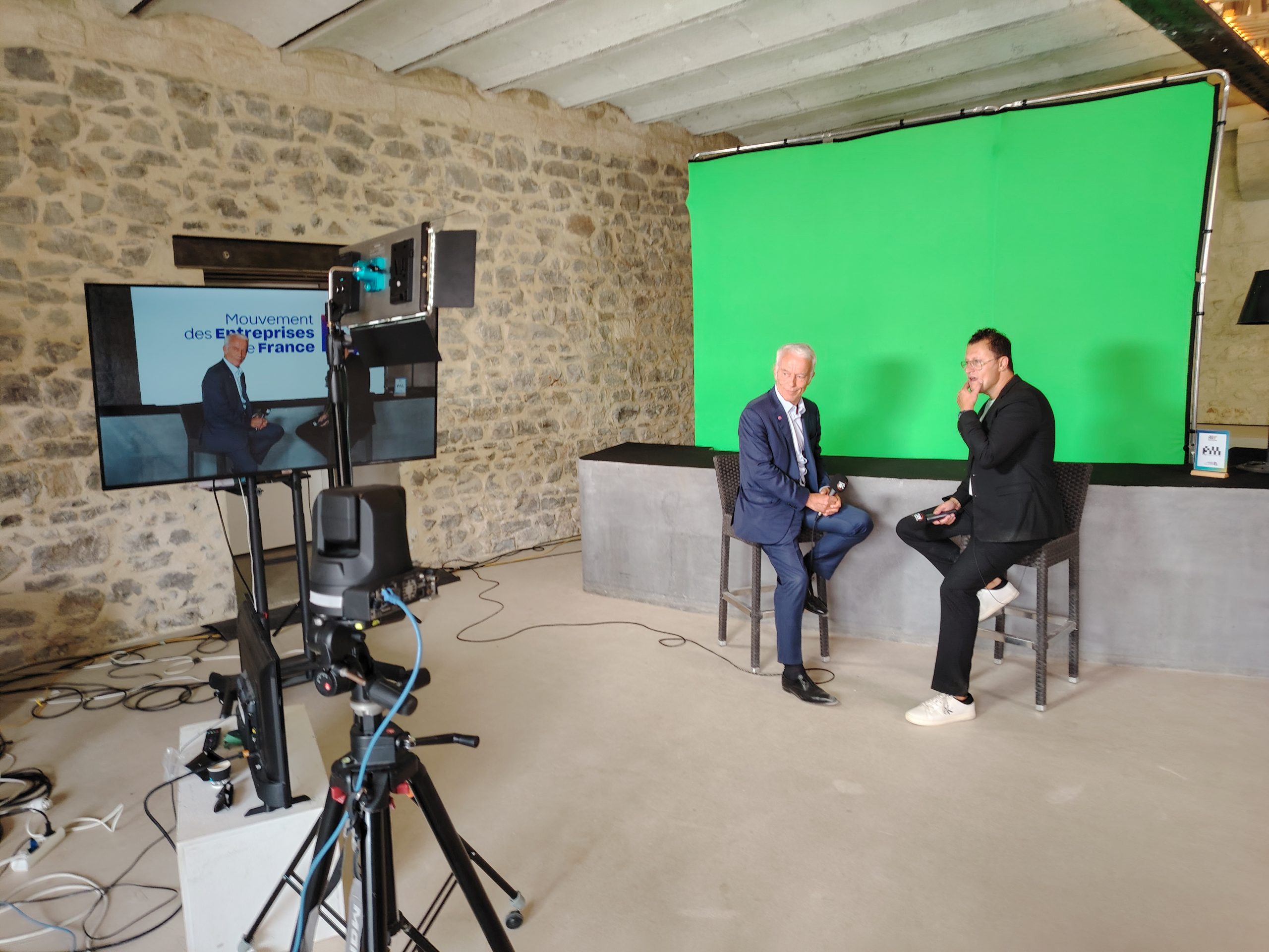 Podcast côté terrain Photo d'un tournage vidéo avec fond vert